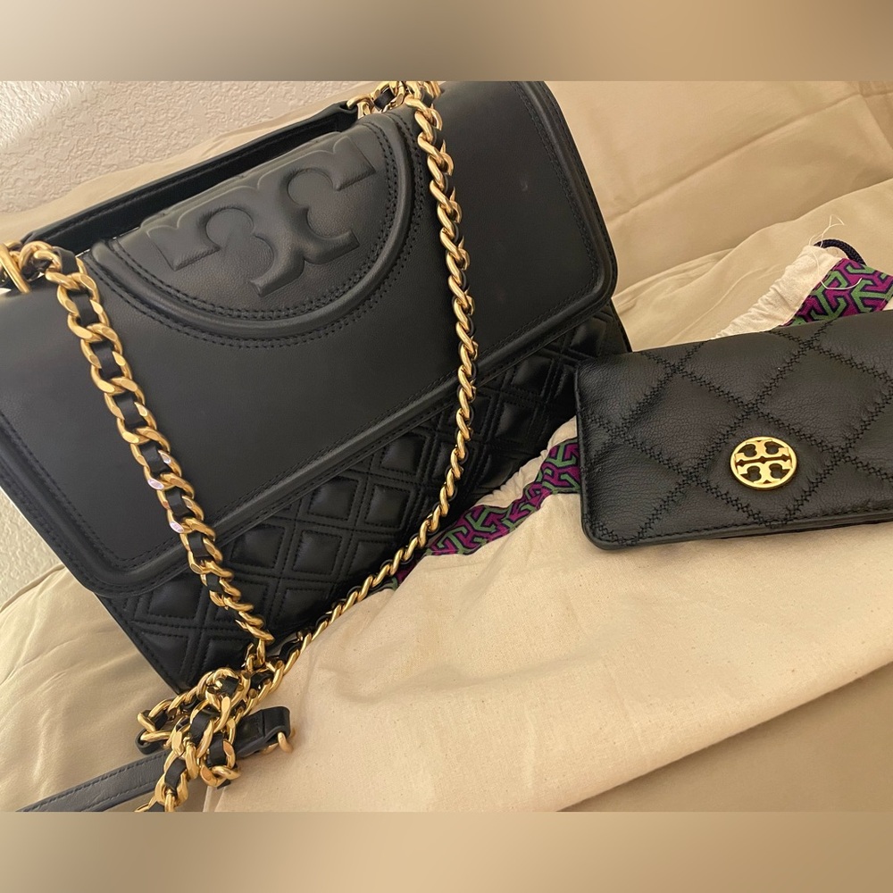 Tory Burch Purse with matching wallet (new condition)
